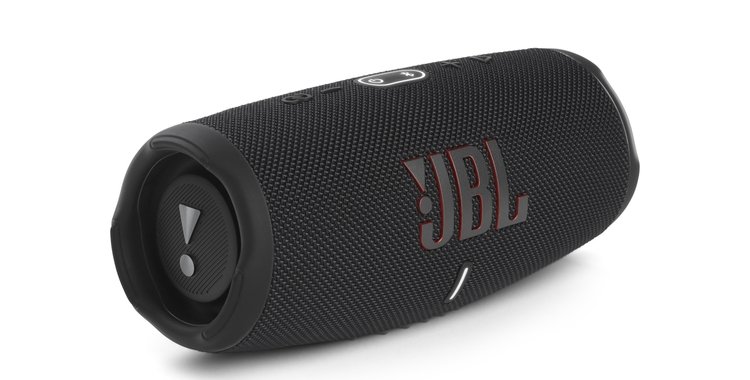 Представлена JBL Charge 5. Одна из самых популярных в мире портативных колонок обновилась, не получив особых новшеств